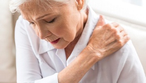 older woman shoulder pain